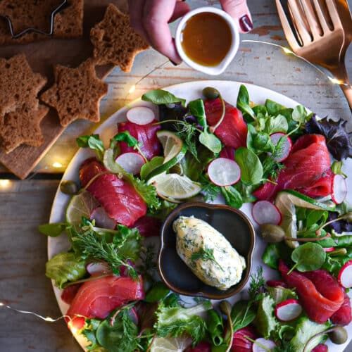 corona di insalata e salmone gravlax