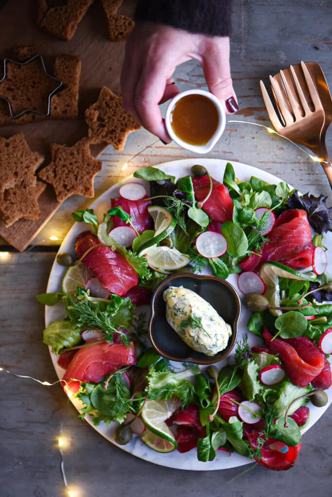 corona di insalata e salmone gravlax