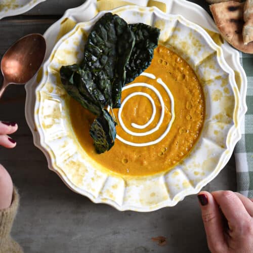 crema di verdure invernali arrostite con chips di cavolo nero