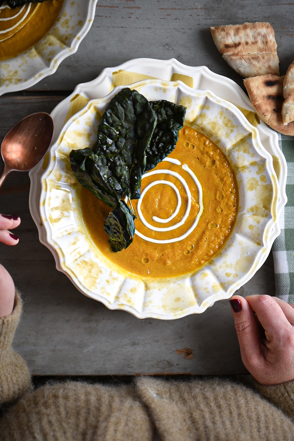 crema di verdure invernali arrostite con chips di cavolo nero