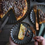 torta fondente di pere con croccante di noci