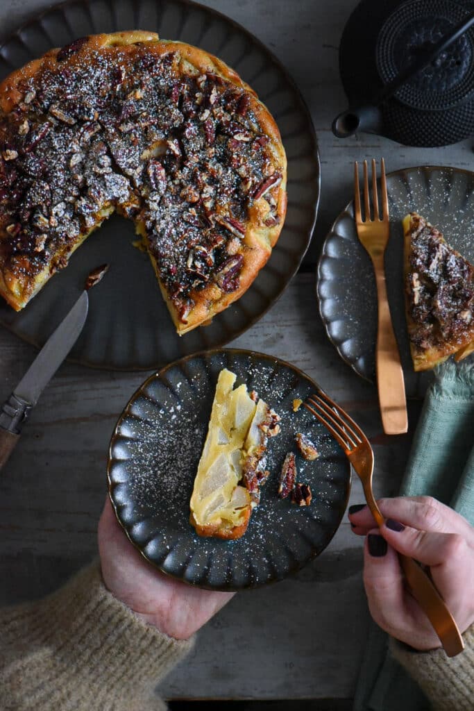 torta fondente di pere con croccante di noci